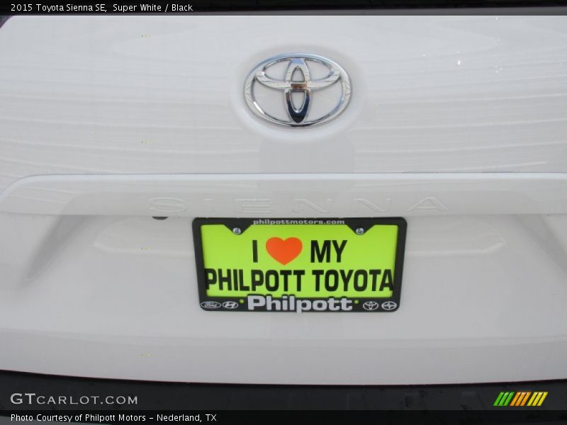 Super White / Black 2015 Toyota Sienna SE