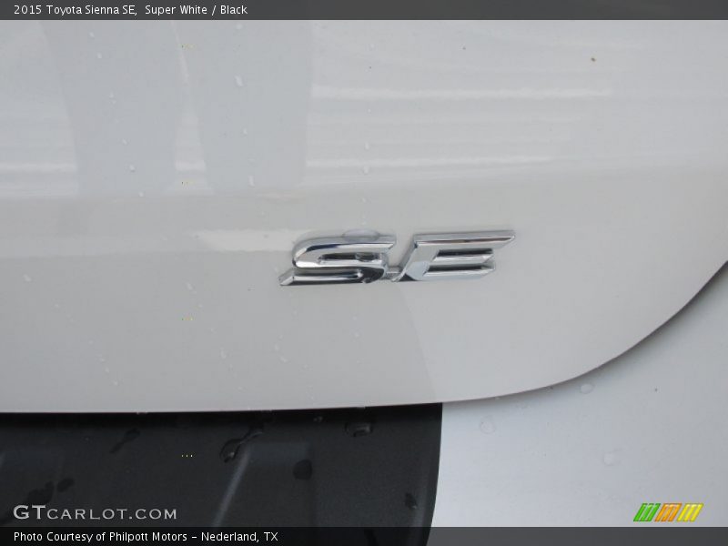 Super White / Black 2015 Toyota Sienna SE