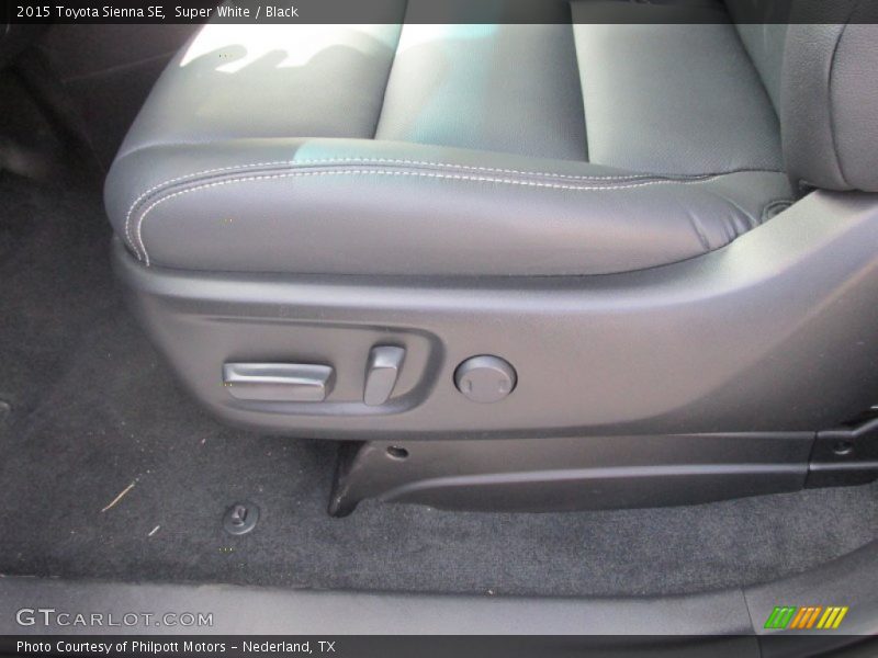 Super White / Black 2015 Toyota Sienna SE