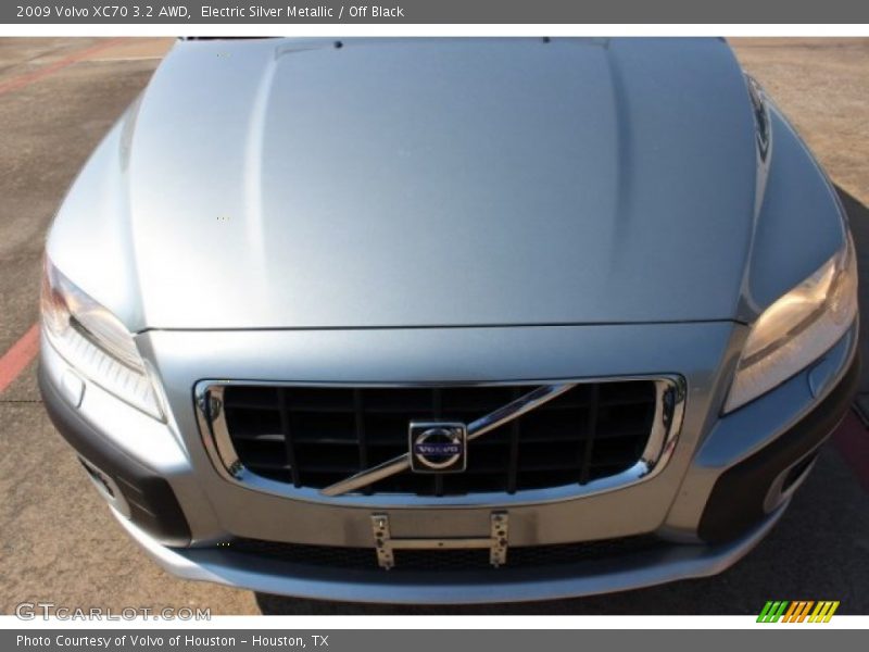 Electric Silver Metallic / Off Black 2009 Volvo XC70 3.2 AWD