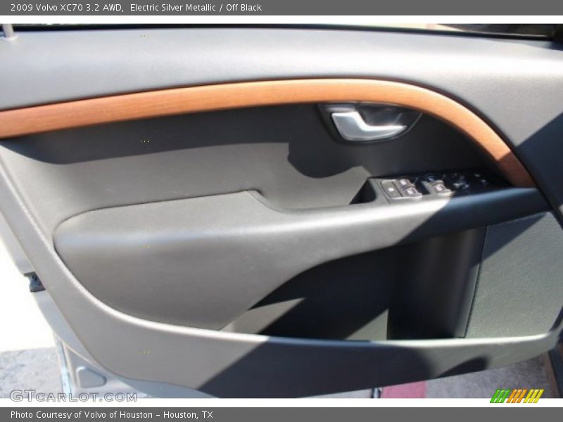 Electric Silver Metallic / Off Black 2009 Volvo XC70 3.2 AWD