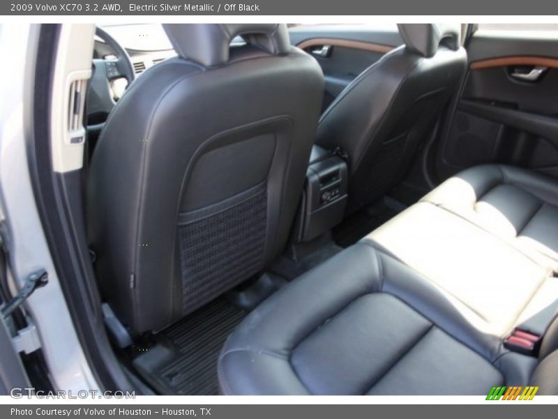 Electric Silver Metallic / Off Black 2009 Volvo XC70 3.2 AWD