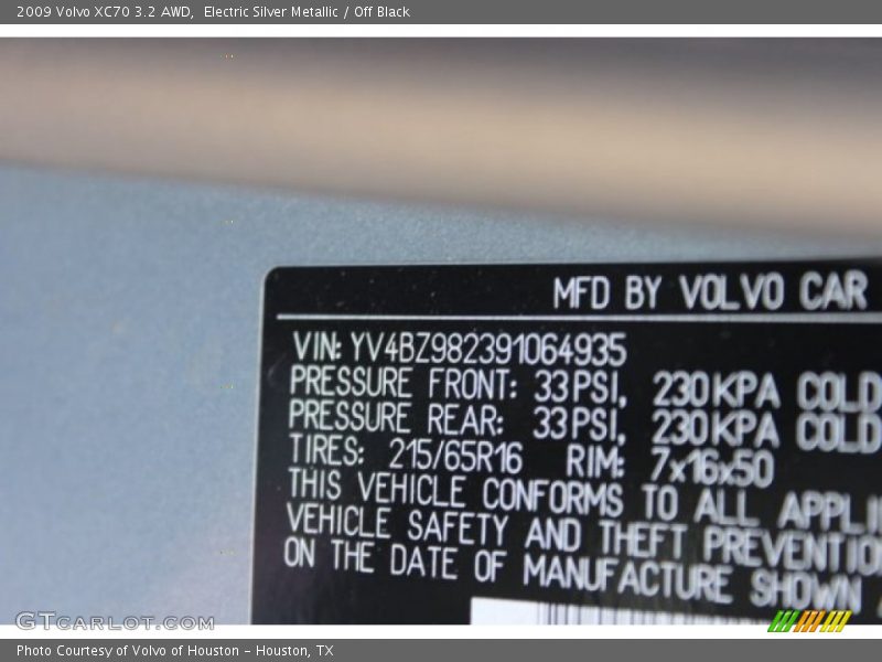 Electric Silver Metallic / Off Black 2009 Volvo XC70 3.2 AWD