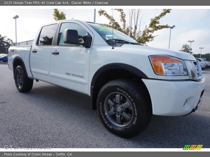 Front 3/4 View of 2015 Titan PRO-4X Crew Cab 4x4