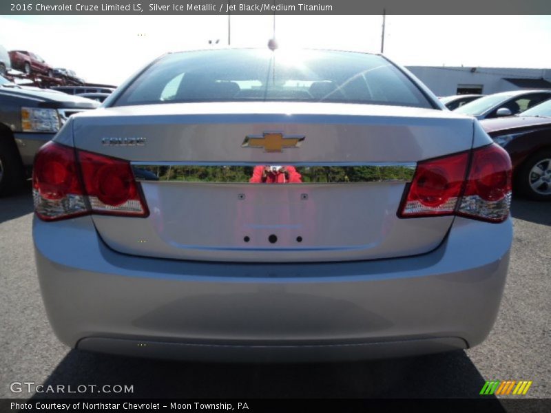 Silver Ice Metallic / Jet Black/Medium Titanium 2016 Chevrolet Cruze Limited LS