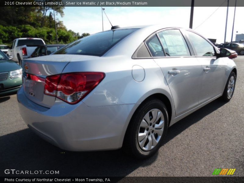 Silver Ice Metallic / Jet Black/Medium Titanium 2016 Chevrolet Cruze Limited LS