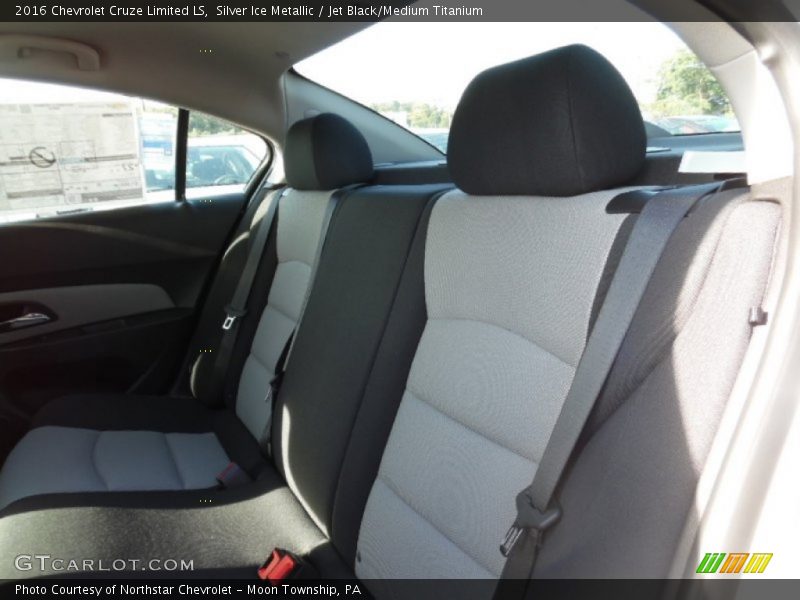 Silver Ice Metallic / Jet Black/Medium Titanium 2016 Chevrolet Cruze Limited LS