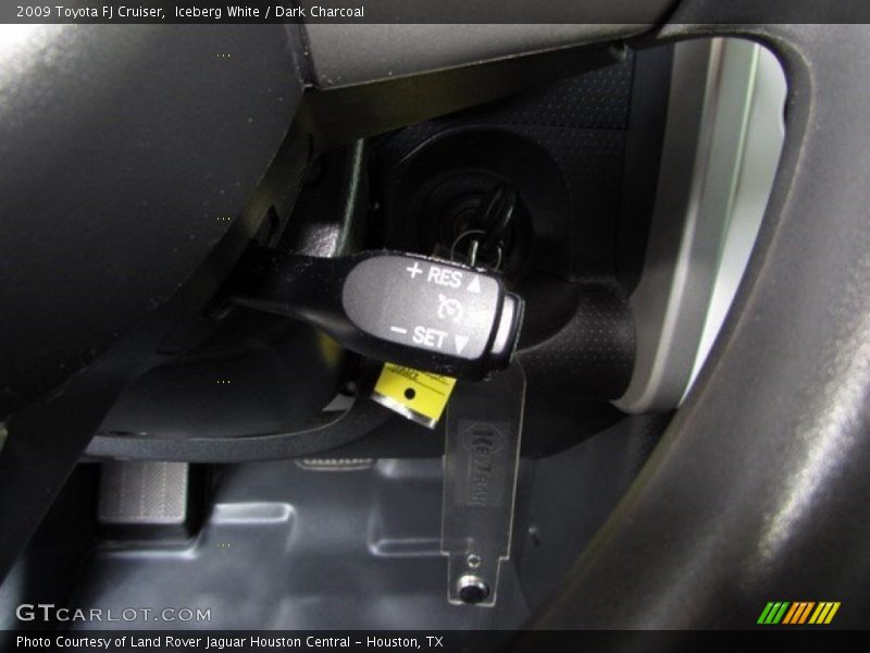 Iceberg White / Dark Charcoal 2009 Toyota FJ Cruiser