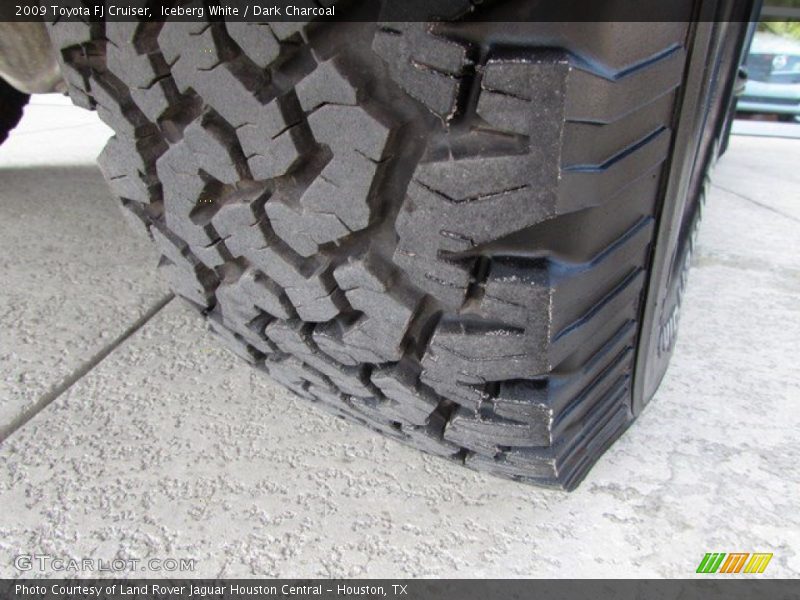 Iceberg White / Dark Charcoal 2009 Toyota FJ Cruiser