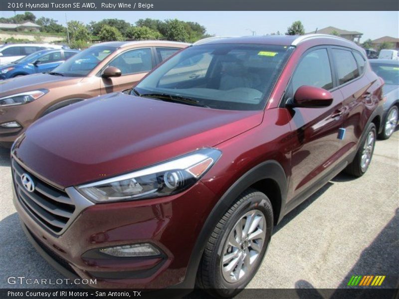 Front 3/4 View of 2016 Tucson SE AWD