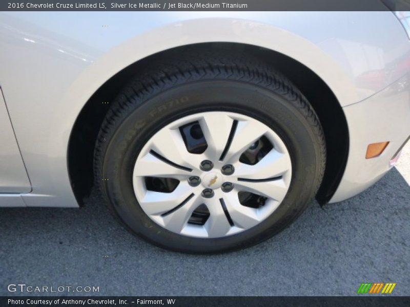 Silver Ice Metallic / Jet Black/Medium Titanium 2016 Chevrolet Cruze Limited LS