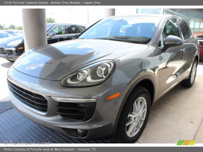 Front 3/4 View of 2016 Cayenne Diesel