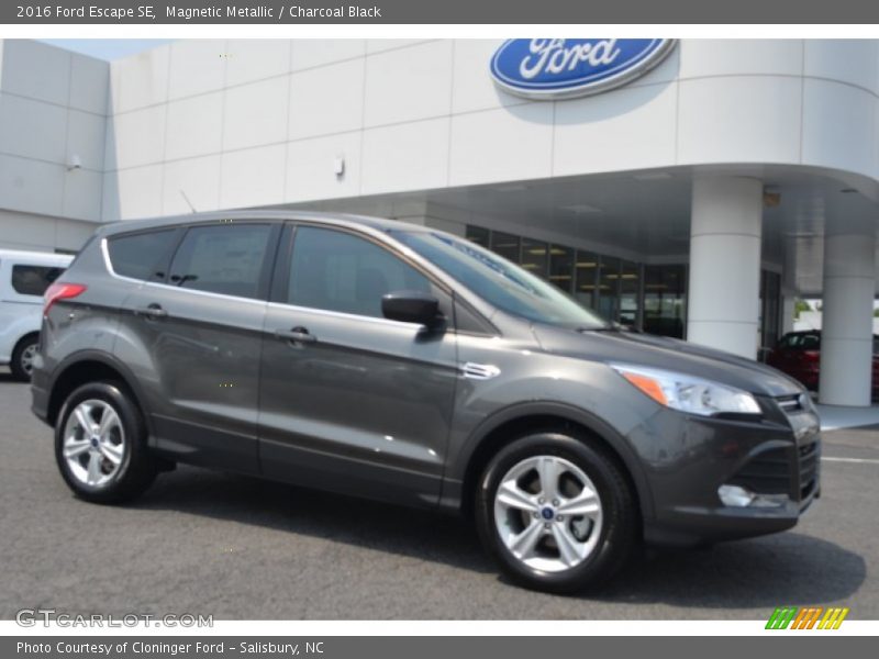 Magnetic Metallic / Charcoal Black 2016 Ford Escape SE