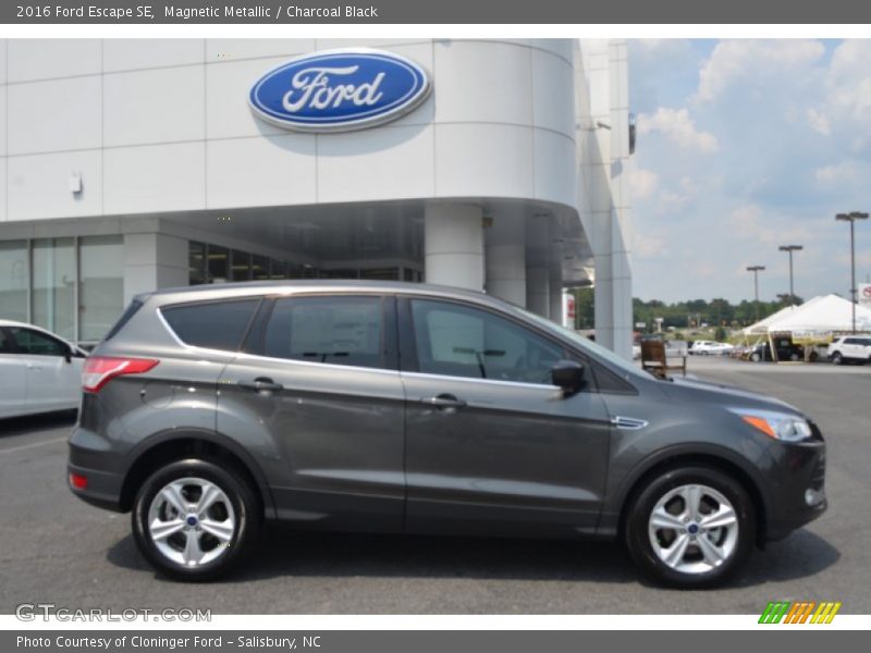 Magnetic Metallic / Charcoal Black 2016 Ford Escape SE