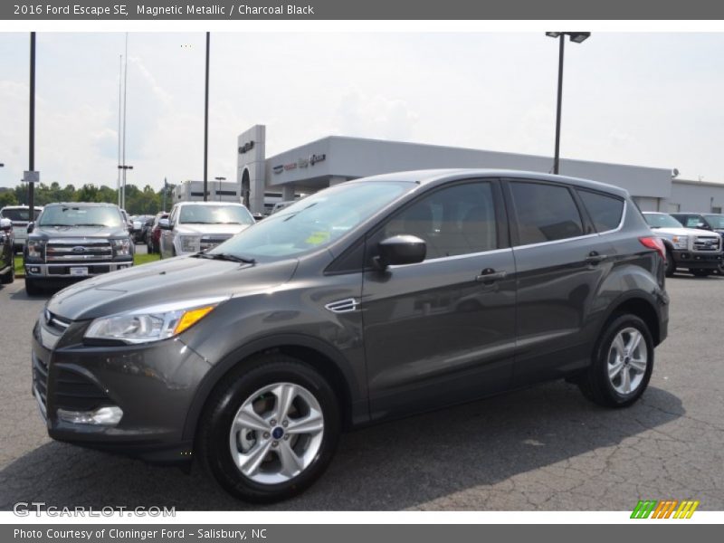 Front 3/4 View of 2016 Escape SE