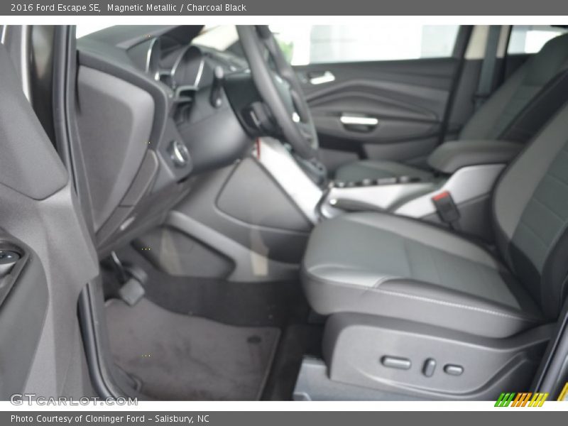 Magnetic Metallic / Charcoal Black 2016 Ford Escape SE