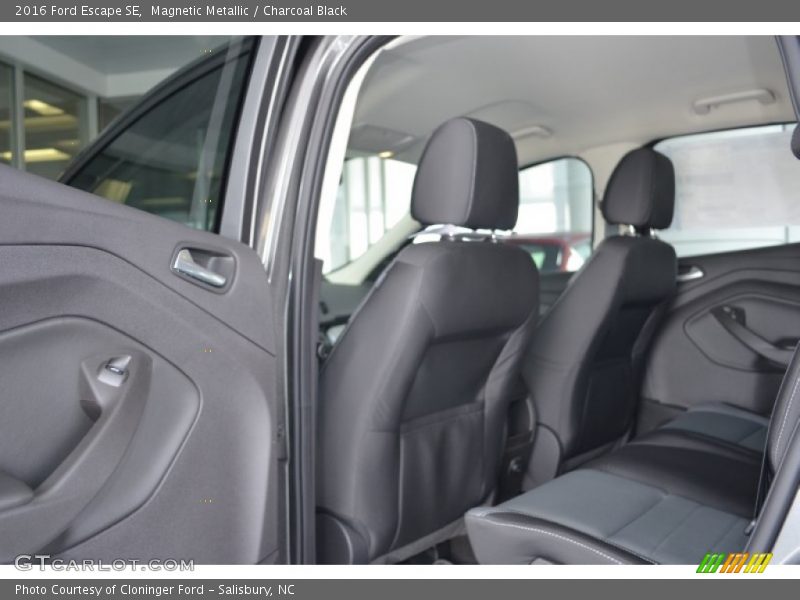 Magnetic Metallic / Charcoal Black 2016 Ford Escape SE