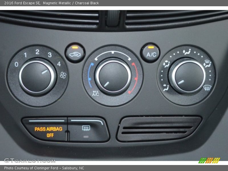 Magnetic Metallic / Charcoal Black 2016 Ford Escape SE