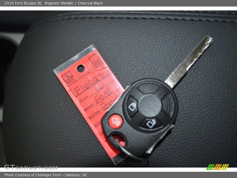Magnetic Metallic / Charcoal Black 2016 Ford Escape SE