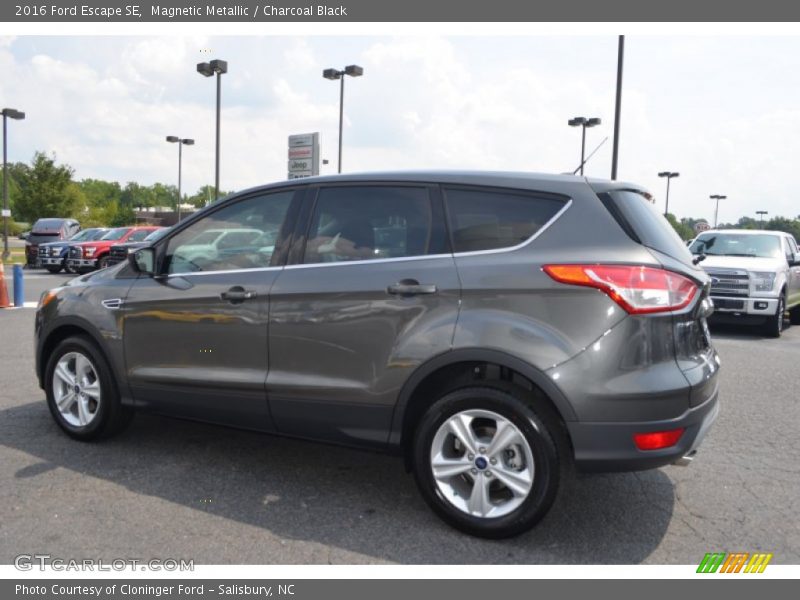Magnetic Metallic / Charcoal Black 2016 Ford Escape SE