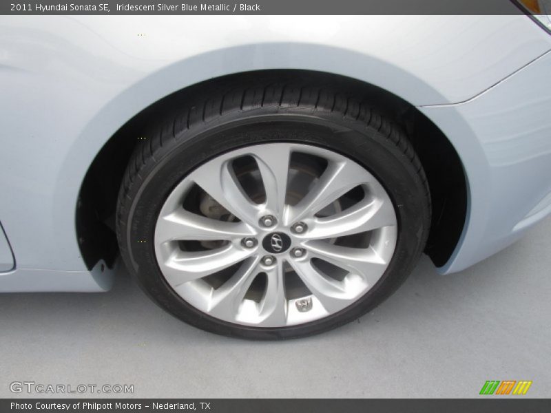 Iridescent Silver Blue Metallic / Black 2011 Hyundai Sonata SE