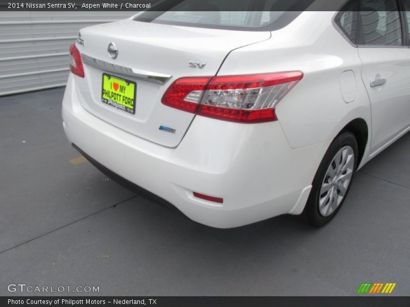 Aspen White / Charcoal 2014 Nissan Sentra SV