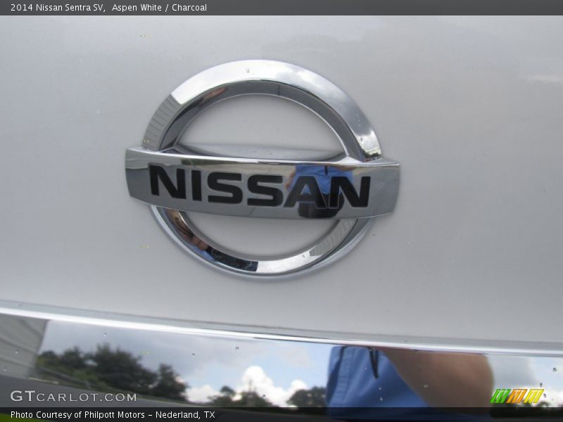 Aspen White / Charcoal 2014 Nissan Sentra SV