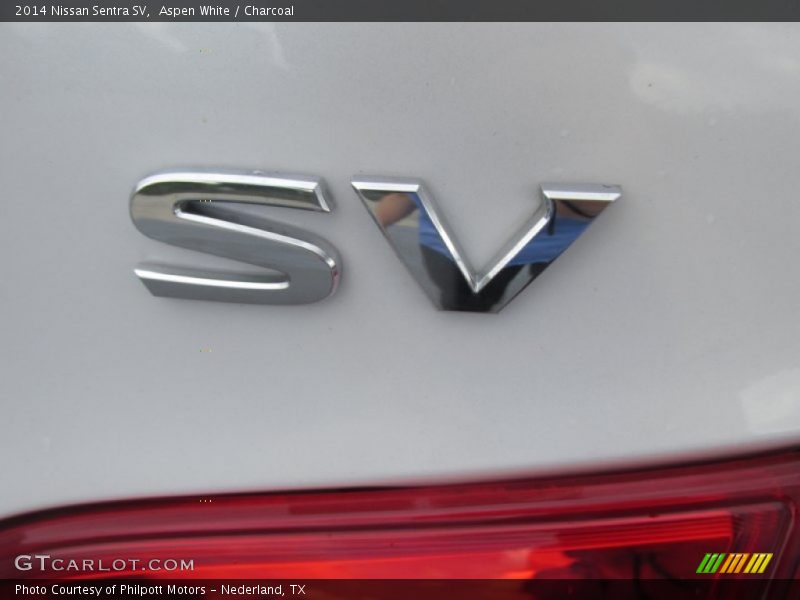 Aspen White / Charcoal 2014 Nissan Sentra SV