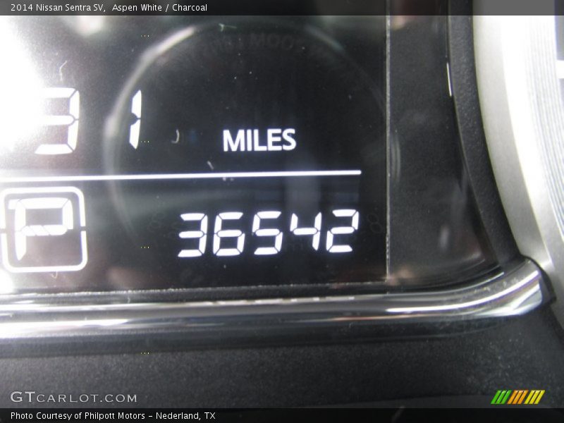 Aspen White / Charcoal 2014 Nissan Sentra SV