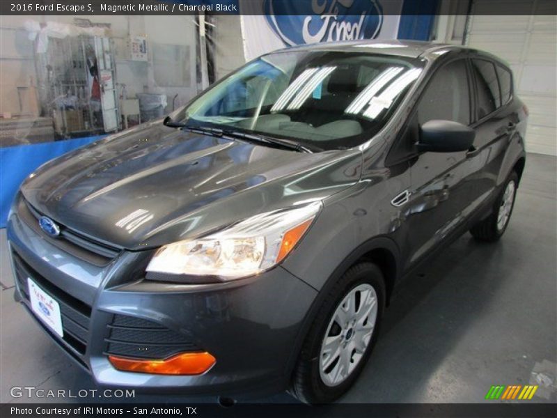 Front 3/4 View of 2016 Escape S