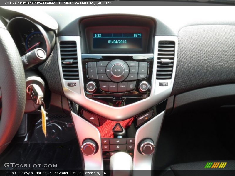 Silver Ice Metallic / Jet Black 2016 Chevrolet Cruze Limited LT