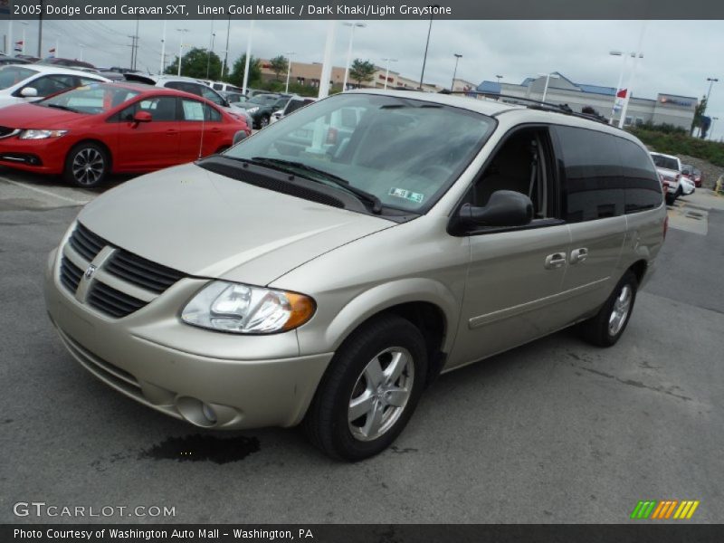 Front 3/4 View of 2005 Grand Caravan SXT
