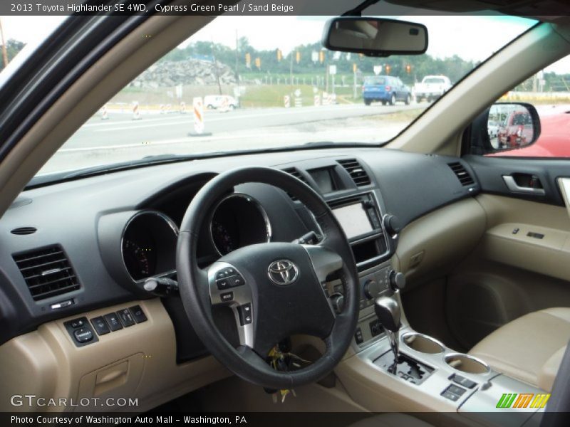 Cypress Green Pearl / Sand Beige 2013 Toyota Highlander SE 4WD