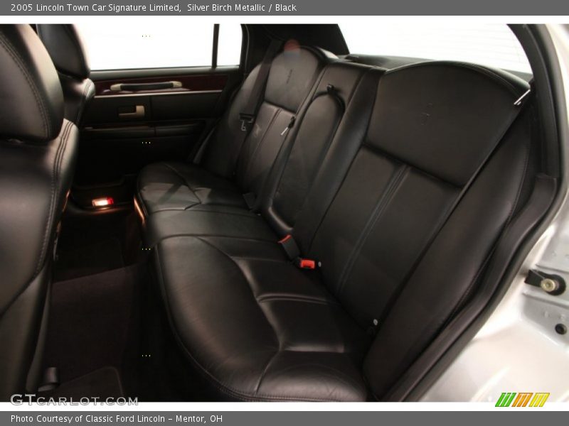 Silver Birch Metallic / Black 2005 Lincoln Town Car Signature Limited