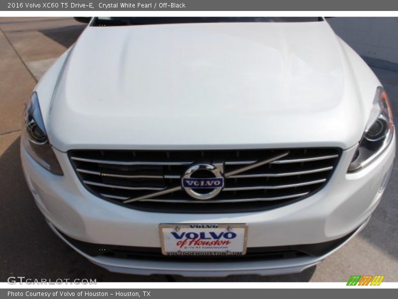Crystal White Pearl / Off-Black 2016 Volvo XC60 T5 Drive-E