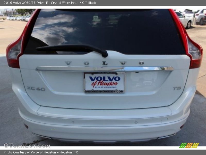 Crystal White Pearl / Off-Black 2016 Volvo XC60 T5 Drive-E