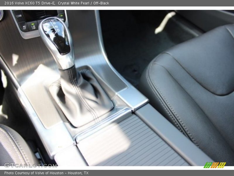Crystal White Pearl / Off-Black 2016 Volvo XC60 T5 Drive-E