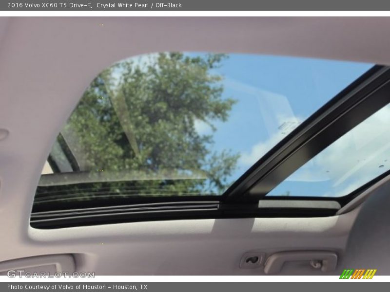 Crystal White Pearl / Off-Black 2016 Volvo XC60 T5 Drive-E