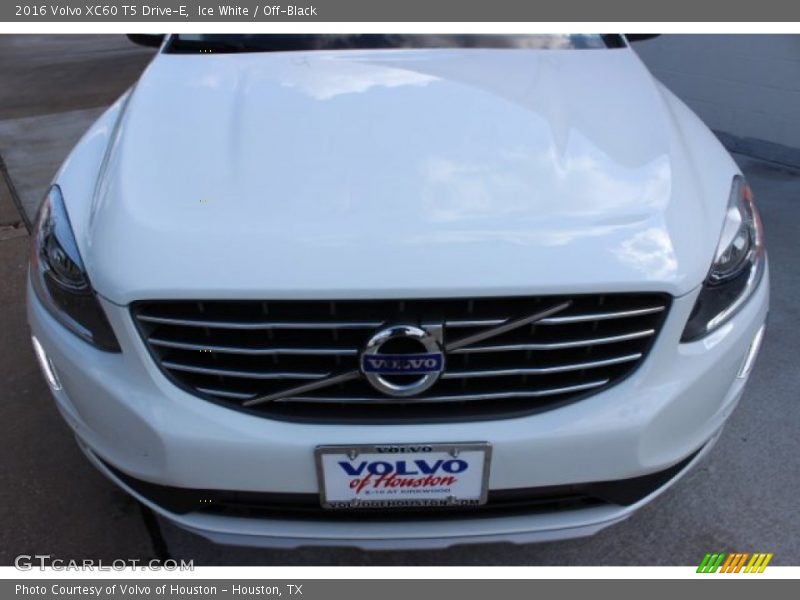 Ice White / Off-Black 2016 Volvo XC60 T5 Drive-E