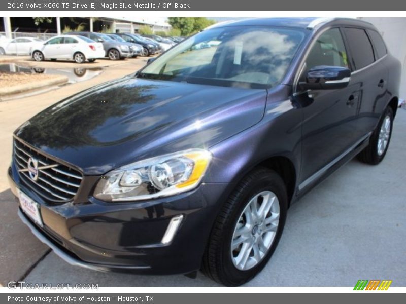 Front 3/4 View of 2016 XC60 T5 Drive-E