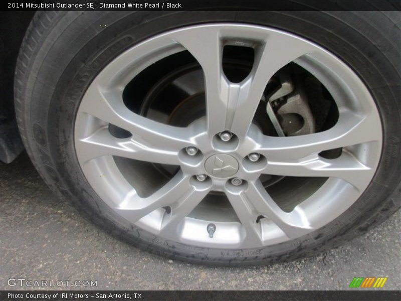 Diamond White Pearl / Black 2014 Mitsubishi Outlander SE