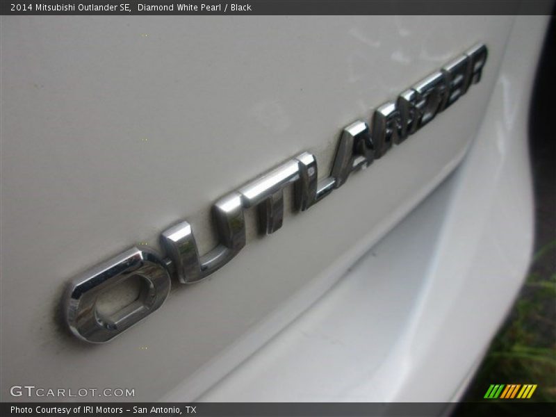Diamond White Pearl / Black 2014 Mitsubishi Outlander SE