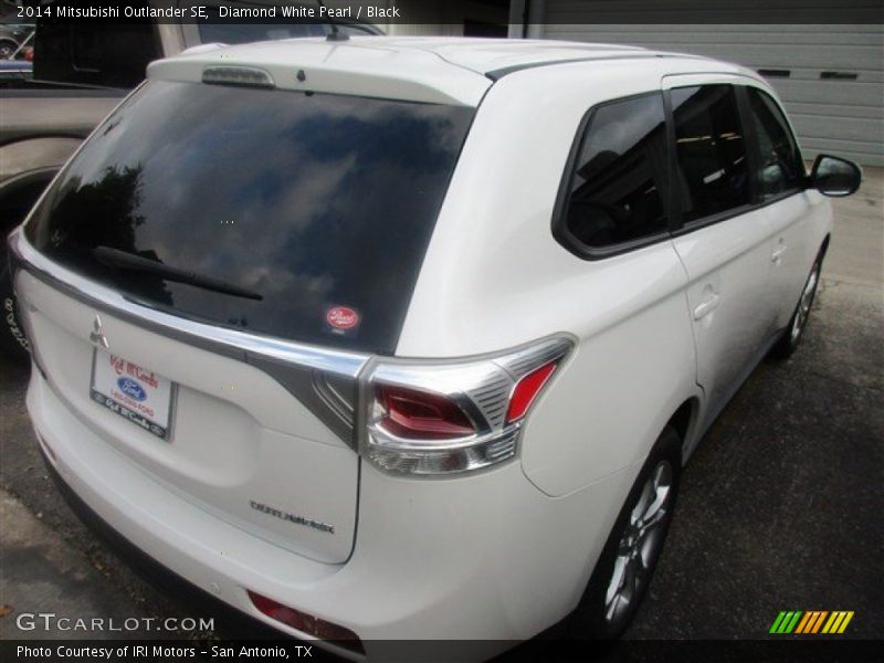 Diamond White Pearl / Black 2014 Mitsubishi Outlander SE