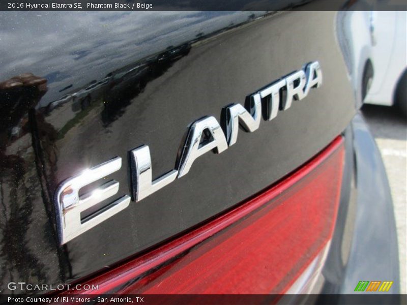 Phantom Black / Beige 2016 Hyundai Elantra SE