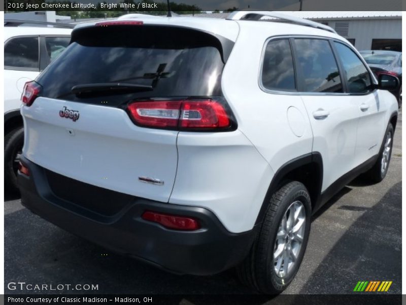 Bright White / Black 2016 Jeep Cherokee Latitude