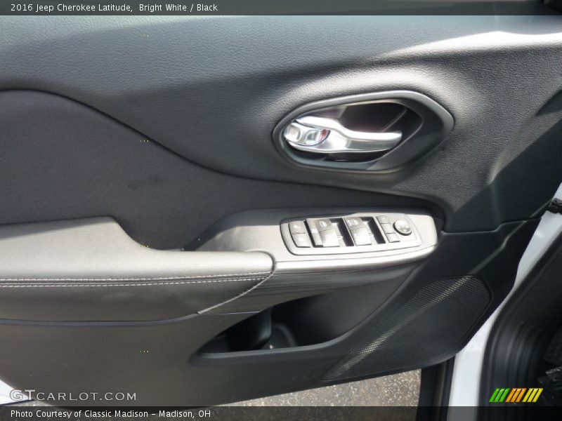 Bright White / Black 2016 Jeep Cherokee Latitude