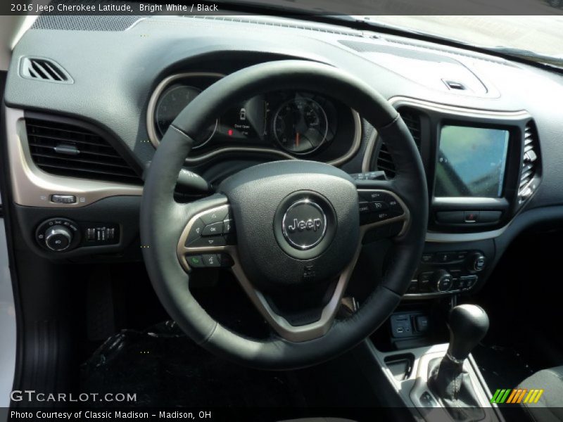 Bright White / Black 2016 Jeep Cherokee Latitude