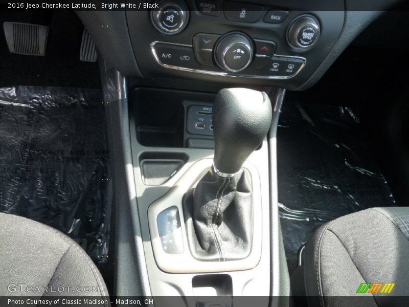 Bright White / Black 2016 Jeep Cherokee Latitude