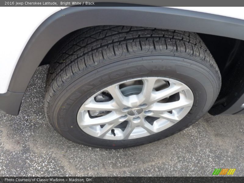 Bright White / Black 2016 Jeep Cherokee Latitude