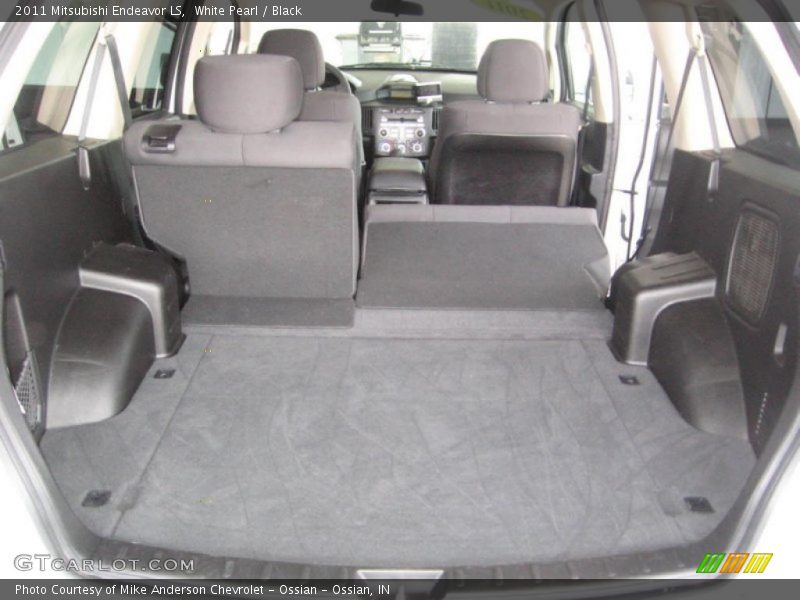 White Pearl / Black 2011 Mitsubishi Endeavor LS